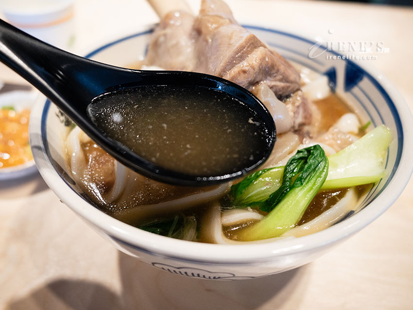 開門前就排爆的桃園牛山 牛肉麵．燒肉飯，肉香軟嫩有厲害
