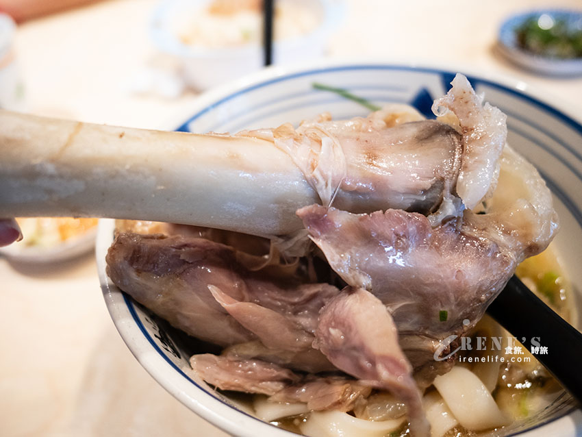 開門前就排爆的桃園牛山 牛肉麵．燒肉飯，肉香軟嫩有厲害
