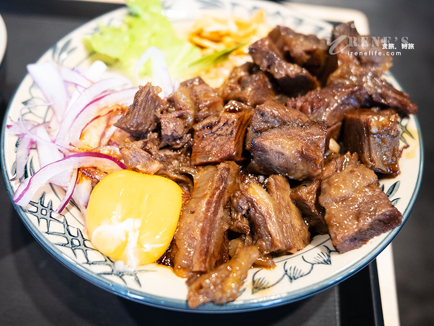 開門前就排爆的桃園牛山 牛肉麵．燒肉飯，肉香軟嫩有厲害