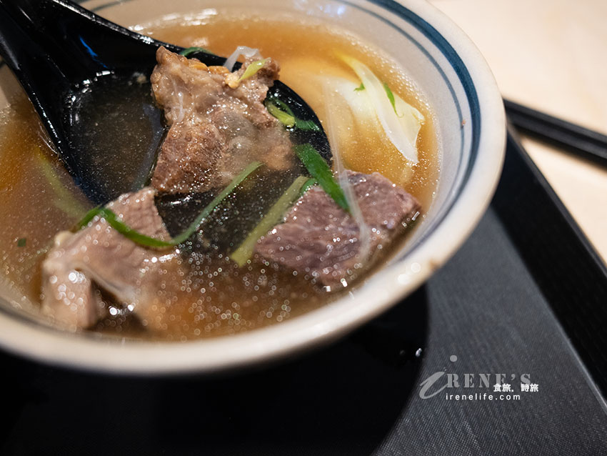 開門前就排爆的桃園牛山 牛肉麵．燒肉飯，肉香軟嫩有厲害
