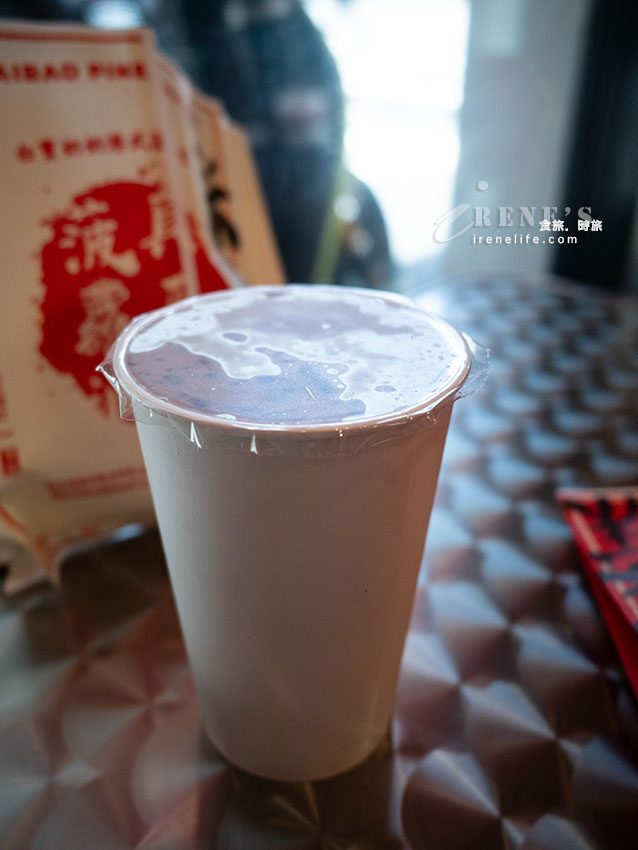 台北港式菠蘿包專賣店，夾入整顆布丁以及滿滿芋泥，料滿到邊吃邊掉不誇張
