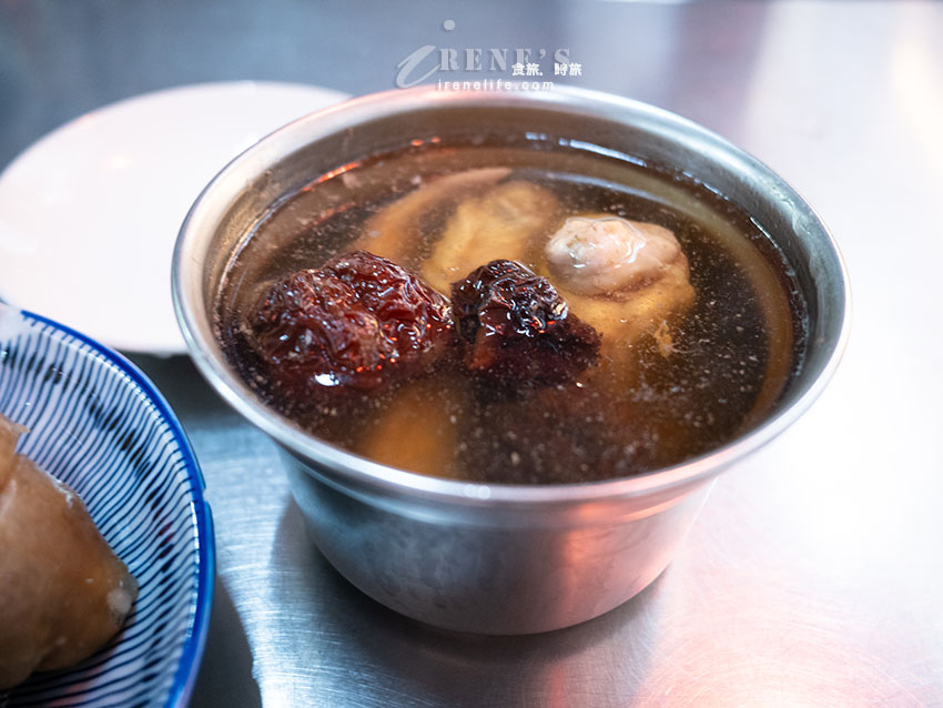 士林夜市隱藏版美食，中藥行二代賣的手作糯米腸和藥膳雞湯