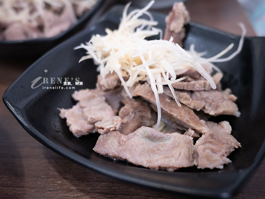 北投好吃米粉湯，古早味小吃配的是文青舒適的店面，小菜特調沾醬微辣夠味