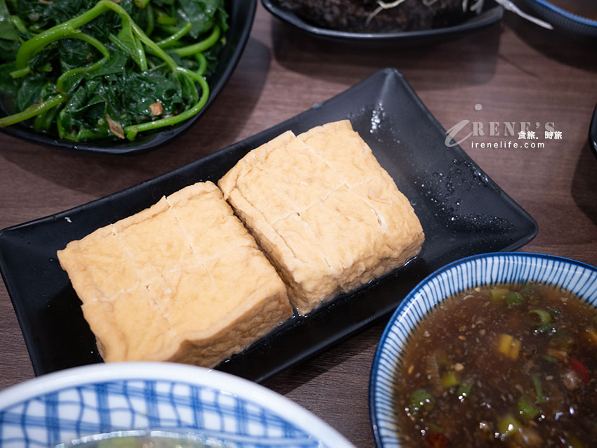 北投好吃米粉湯，古早味小吃配的是文青舒適的店面，小菜特調沾醬微辣夠味