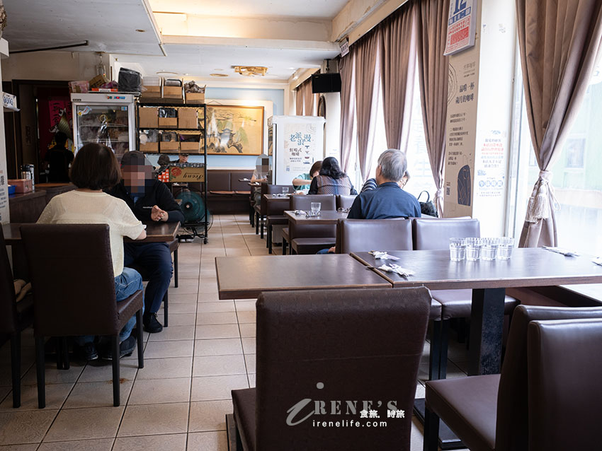 開業50年週休二日的懷舊咖啡店，套餐有整條魚，還附虹吸式咖啡