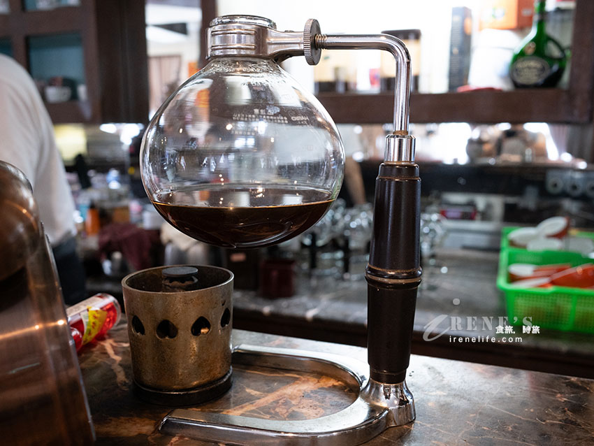開業50年週休二日的懷舊咖啡店，套餐有整條魚，還附虹吸式咖啡