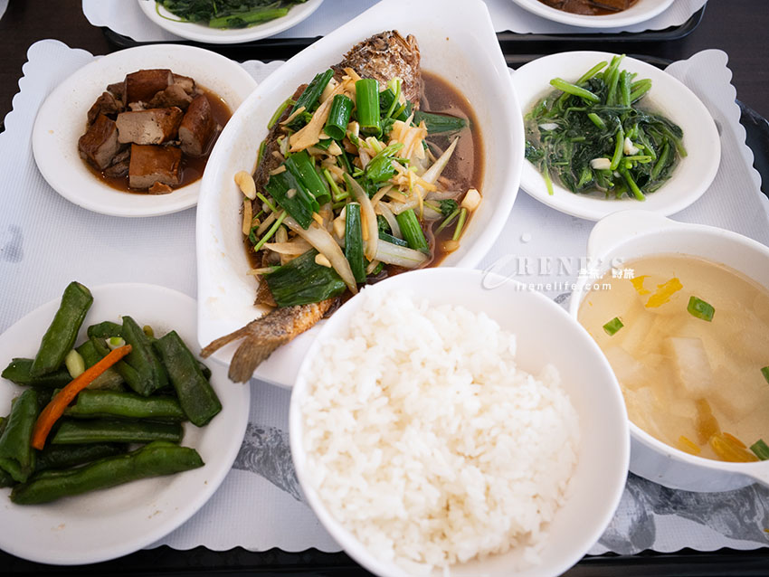 開業50年週休二日的懷舊咖啡店，套餐有整條魚，還附虹吸式咖啡
