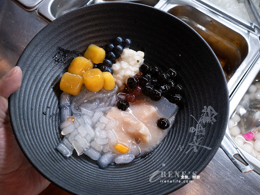 三重新開幕剉冰店，挑配料終於不用再猶豫！50種配料愛吃什麼就裝什麼