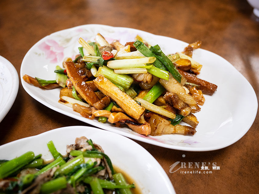 近淡江大橋的隱藏版貨櫃屋熱炒,乾煎小卷一級棒,還附停車場 近淡江大橋的隱藏版貨櫃屋熱炒,乾煎小卷一級棒,還附停車場
