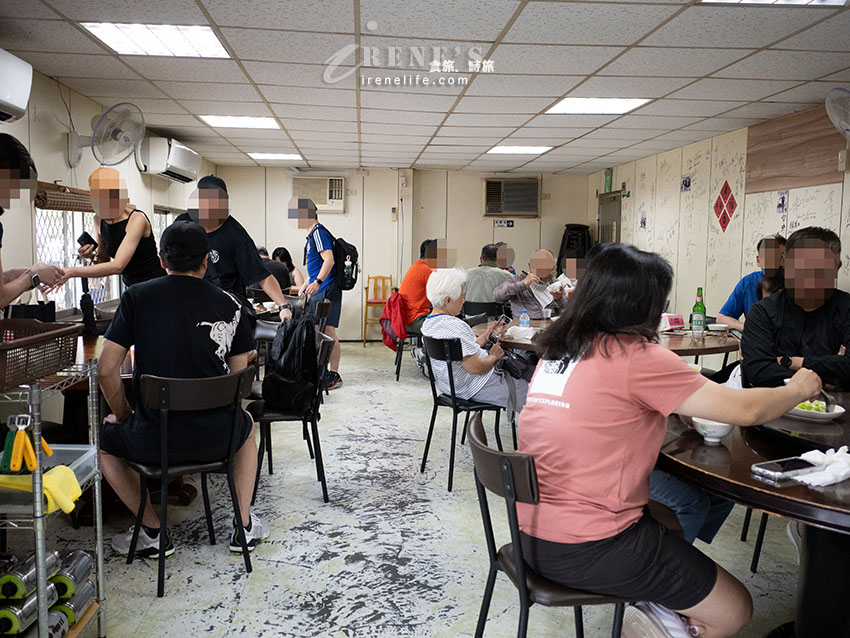 近淡江大橋的隱藏版貨櫃屋熱炒,乾煎小卷一級棒,還附停車場 近淡江大橋的隱藏版貨櫃屋熱炒,乾煎小卷一級棒,還附停車場