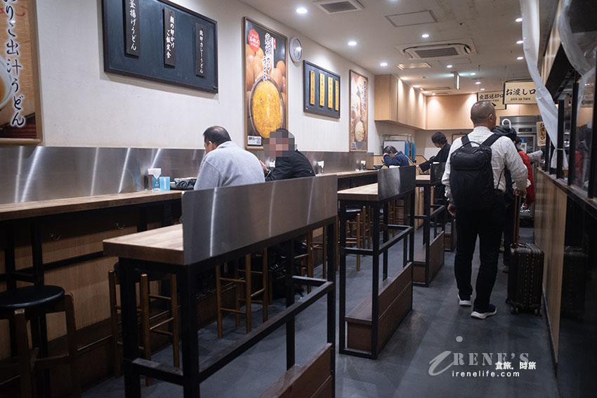 京都駅構内平價的烏龍麵店,從早餐一路吃到宵夜都沒問題,超大隻沙丁魚免費加 京都駅構内平價的烏龍麵店,從早餐一路吃到宵夜都沒問題,超大隻沙丁魚免費加