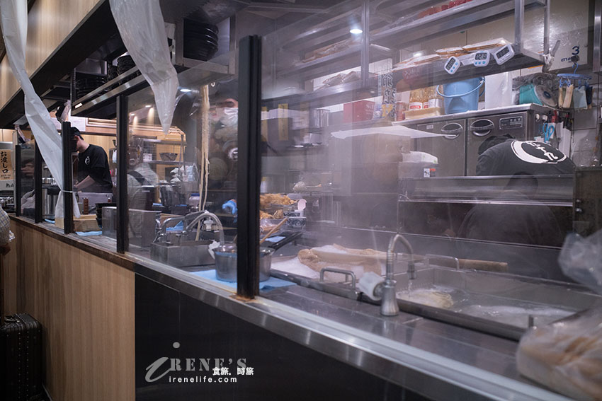 京都駅構内平價的烏龍麵店,從早餐一路吃到宵夜都沒問題,超大隻沙丁魚免費加 京都駅構内平價的烏龍麵店,從早餐一路吃到宵夜都沒問題,超大隻沙丁魚免費加