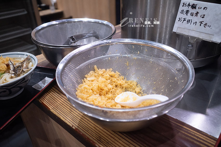 京都駅構内平價的烏龍麵店,從早餐一路吃到宵夜都沒問題,超大隻沙丁魚免費加 京都駅構内平價的烏龍麵店,從早餐一路吃到宵夜都沒問題,超大隻沙丁魚免費加