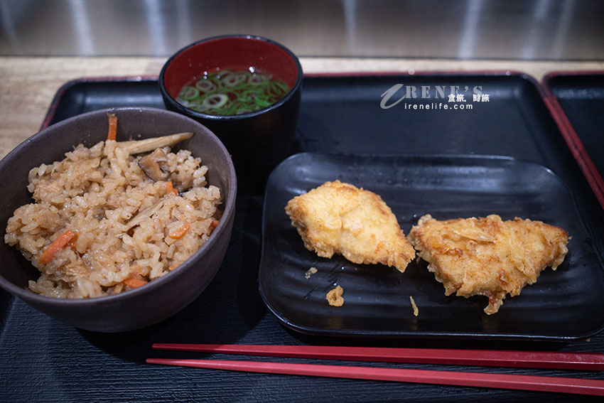 京都駅構内平價的烏龍麵店,從早餐一路吃到宵夜都沒問題,超大隻沙丁魚免費加 京都駅構内平價的烏龍麵店,從早餐一路吃到宵夜都沒問題,超大隻沙丁魚免費加