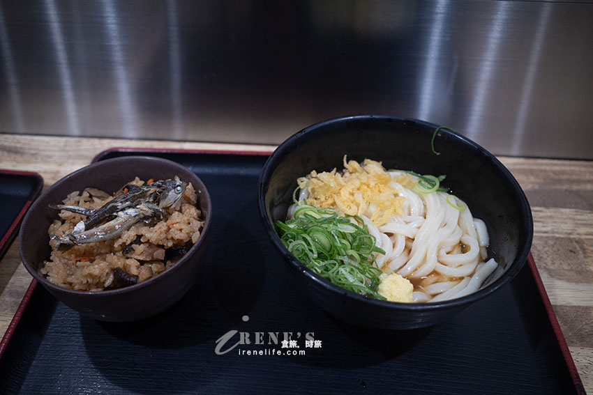 京都駅構内平價的烏龍麵店,從早餐一路吃到宵夜都沒問題,超大隻沙丁魚免費加 京都駅構内平價的烏龍麵店,從早餐一路吃到宵夜都沒問題,超大隻沙丁魚免費加