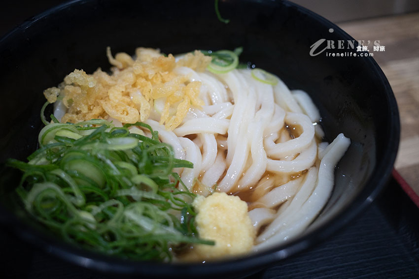 京都駅構内平價的烏龍麵店,從早餐一路吃到宵夜都沒問題,超大隻沙丁魚免費加 京都駅構内平價的烏龍麵店,從早餐一路吃到宵夜都沒問題,超大隻沙丁魚免費加