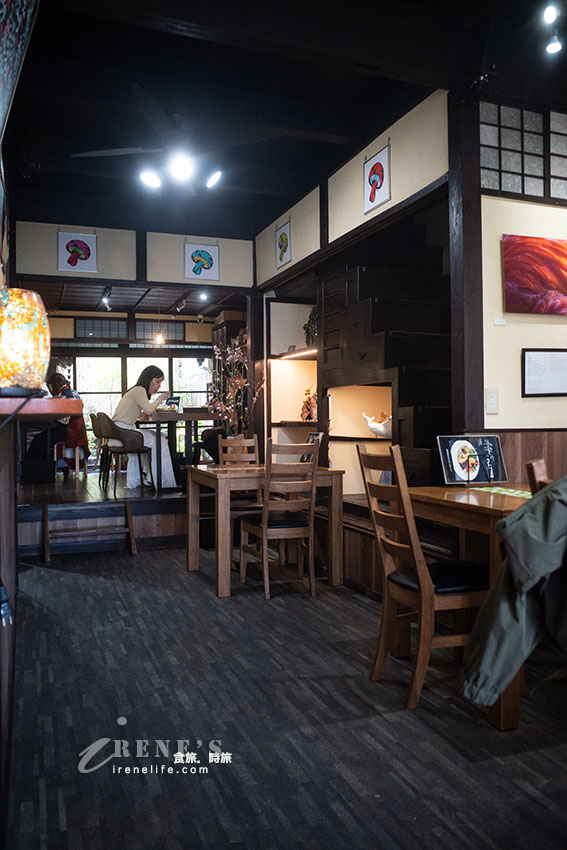 神宮道咖啡店，咖哩飯、漢堡排都很厲害！餐點選擇性不多但都很可口