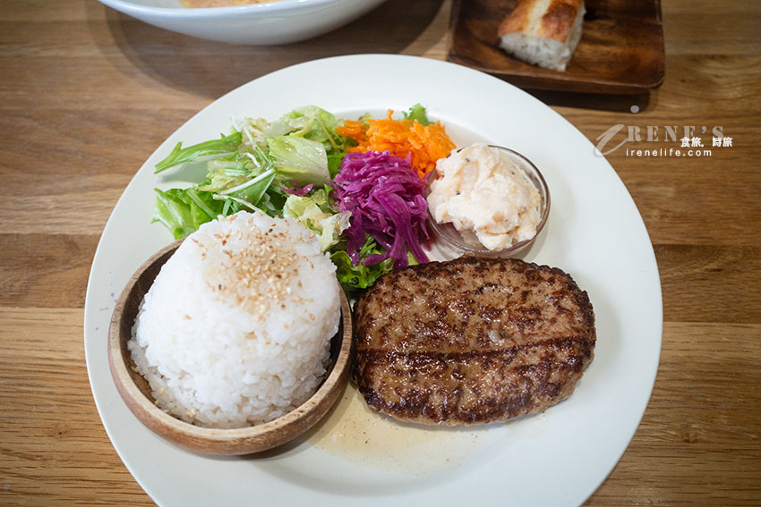 神宮道咖啡店，咖哩飯、漢堡排都很厲害！餐點選擇性不多但都很可口