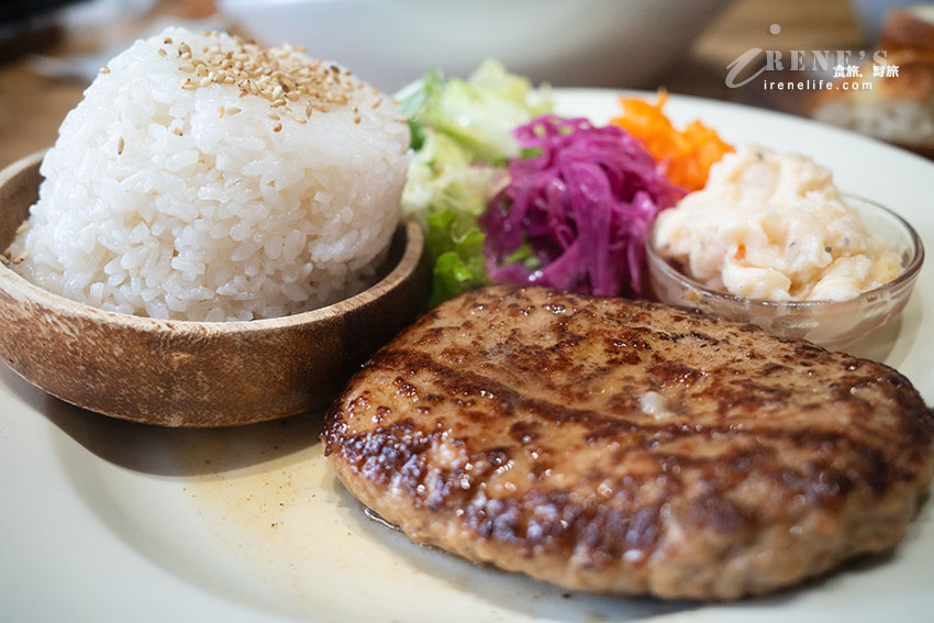 神宮道咖啡店，咖哩飯、漢堡排都很厲害！餐點選擇性不多但都很可口