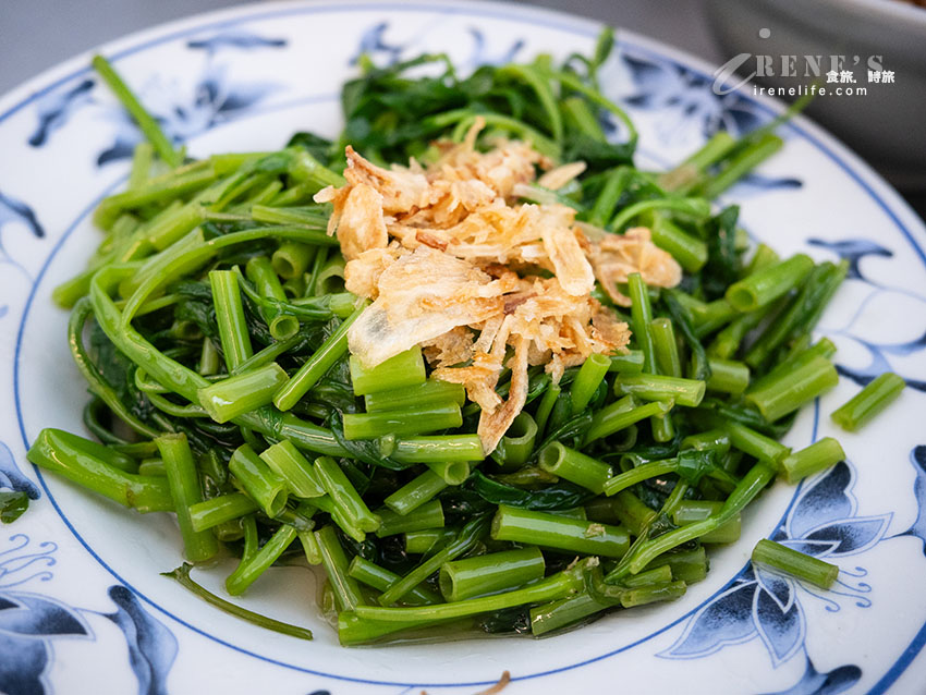 基隆三沙灣排隊豬腳店，油亮色澤超誘人，內用外帶人潮止不住