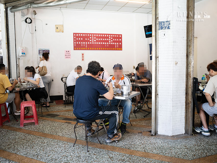基隆三沙灣排隊豬腳店，油亮色澤超誘人，內用外帶人潮止不住