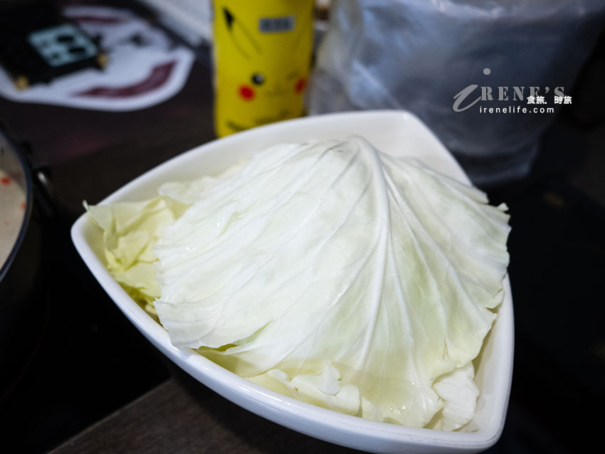 一個人的麻辣鴛鴦鍋，白飯、王子麵吃到飽，鴨血豆腐無限續加，搭配精緻九宮格