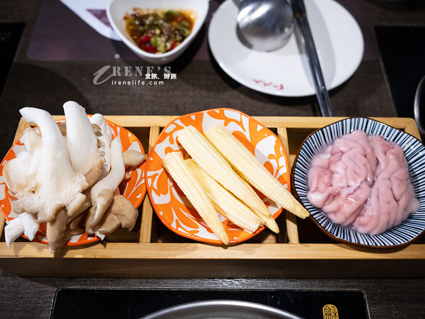 一個人的麻辣鴛鴦鍋,白飯、王子麵吃到飽,鴨血豆腐無限續加,搭配精緻九宮格 一個人的麻辣鴛鴦鍋,白飯、王子麵吃到飽,鴨血豆腐無限續加,搭配精緻九宮格