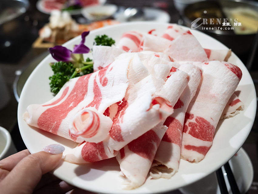 一個人的麻辣鴛鴦鍋,白飯、王子麵吃到飽,鴨血豆腐無限續加,搭配精緻九宮格 一個人的麻辣鴛鴦鍋,白飯、王子麵吃到飽,鴨血豆腐無限續加,搭配精緻九宮格
