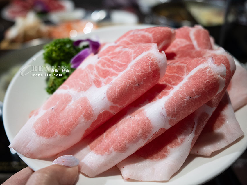 一個人的麻辣鴛鴦鍋,白飯、王子麵吃到飽,鴨血豆腐無限續加,搭配精緻九宮格 一個人的麻辣鴛鴦鍋,白飯、王子麵吃到飽,鴨血豆腐無限續加,搭配精緻九宮格