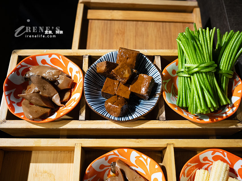 一個人的麻辣鴛鴦鍋,白飯、王子麵吃到飽,鴨血豆腐無限續加,搭配精緻九宮格 一個人的麻辣鴛鴦鍋,白飯、王子麵吃到飽,鴨血豆腐無限續加,搭配精緻九宮格