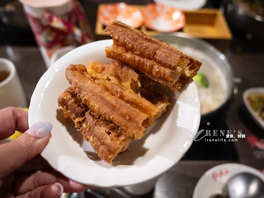 一個人的麻辣鴛鴦鍋，白飯、王子麵吃到飽，鴨血豆腐無限續加，搭配精緻九宮格