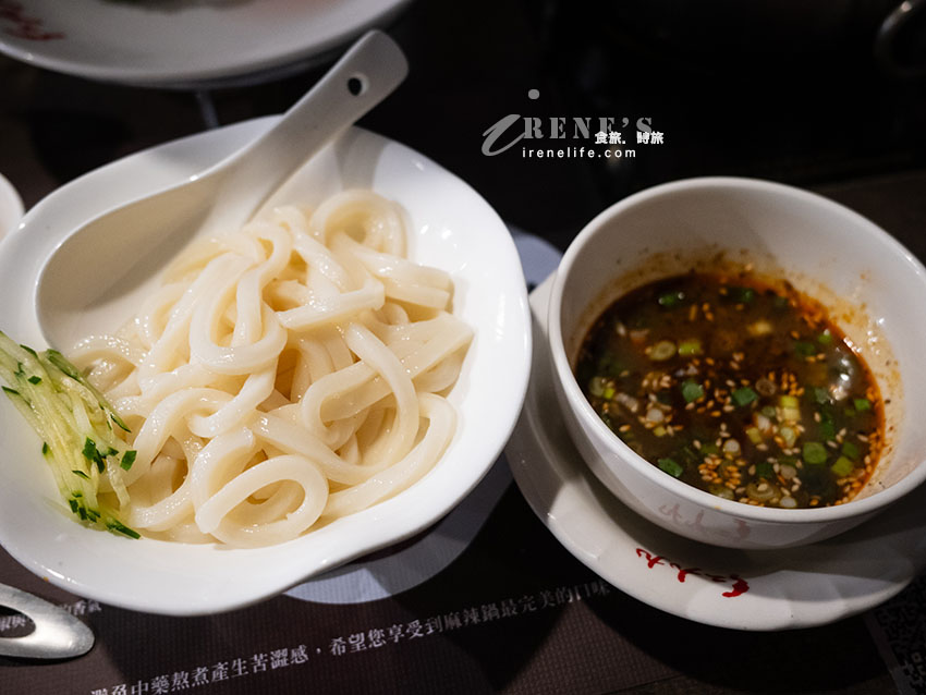 一個人的麻辣鴛鴦鍋,白飯、王子麵吃到飽,鴨血豆腐無限續加,搭配精緻九宮格 一個人的麻辣鴛鴦鍋,白飯、王子麵吃到飽,鴨血豆腐無限續加,搭配精緻九宮格