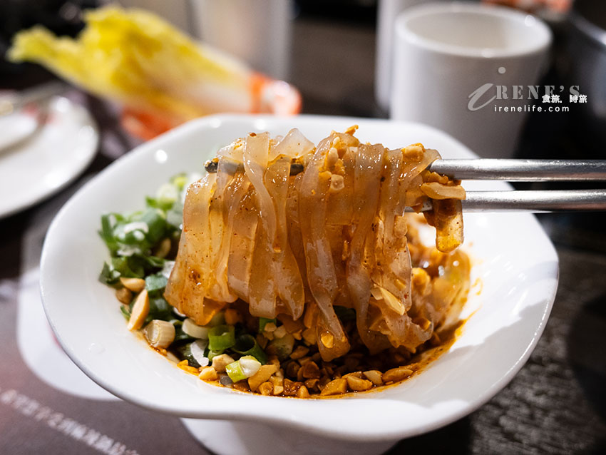 一個人的麻辣鴛鴦鍋，白飯、王子麵吃到飽，鴨血豆腐無限續加，搭配精緻九宮格