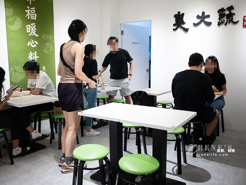 好吃的臭大蔬開到三重囉， 臭豆腐、乾麵口味都好多，泡菜臭豆腐烤餅有特色