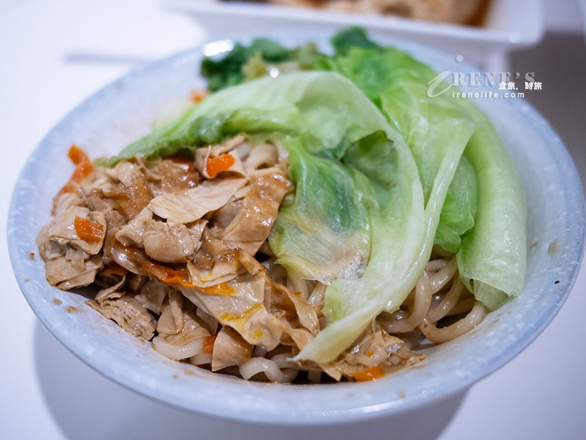 好吃的臭大蔬開到三重囉， 臭豆腐、乾麵口味都好多，泡菜臭豆腐烤餅有特色