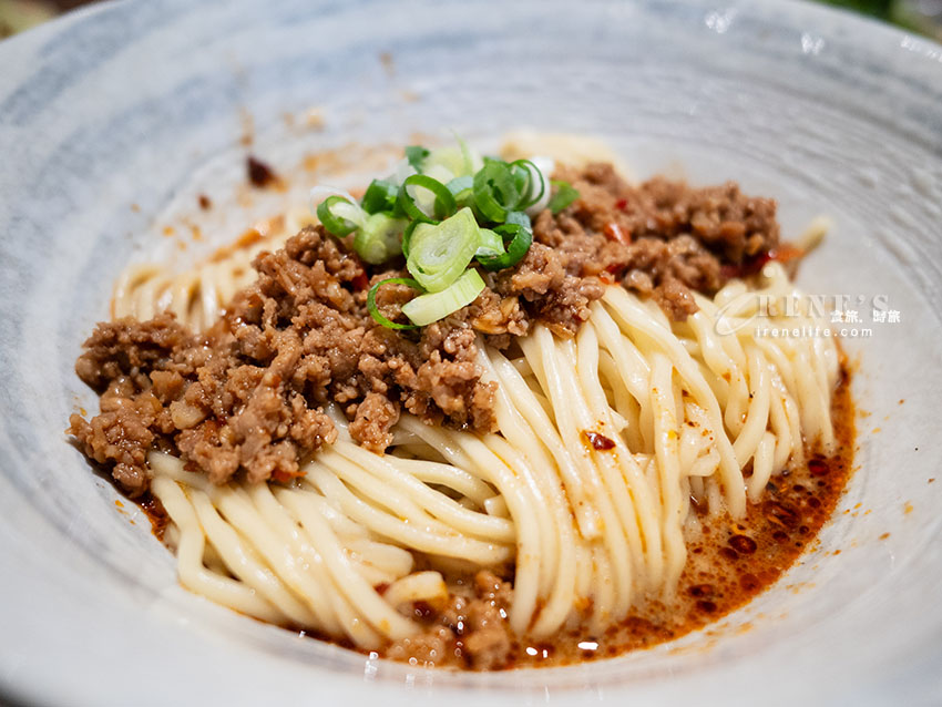 吉林路不吃熱炒，炒飯、雞湯麵也很強，排骨厚到不講武德，雞湯超濃郁