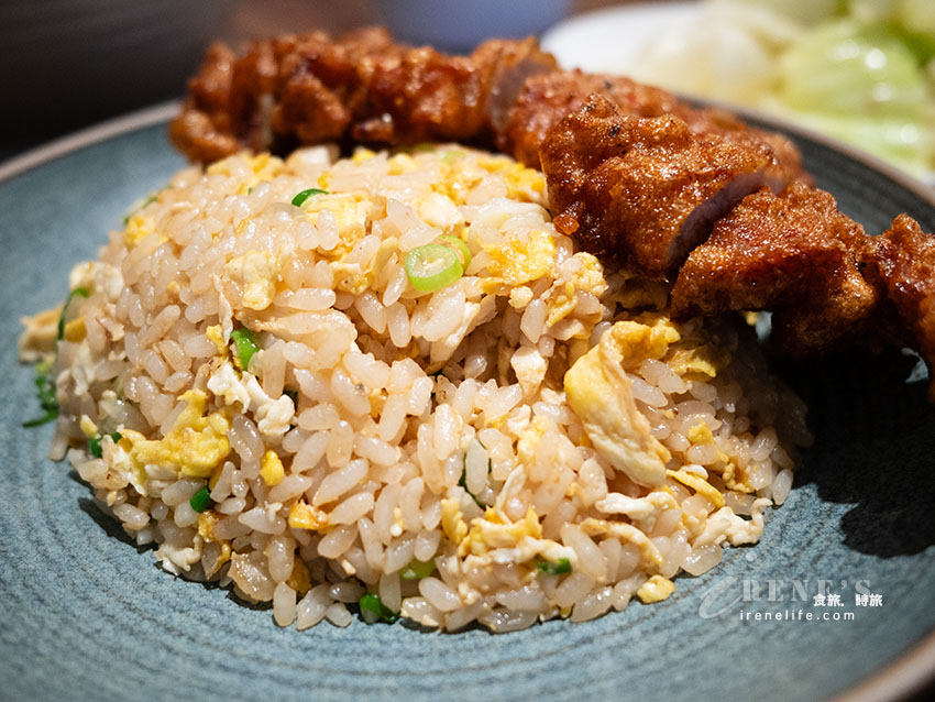 吉林路不吃熱炒，炒飯、雞湯麵也很強，排骨厚到不講武德，雞湯超濃郁