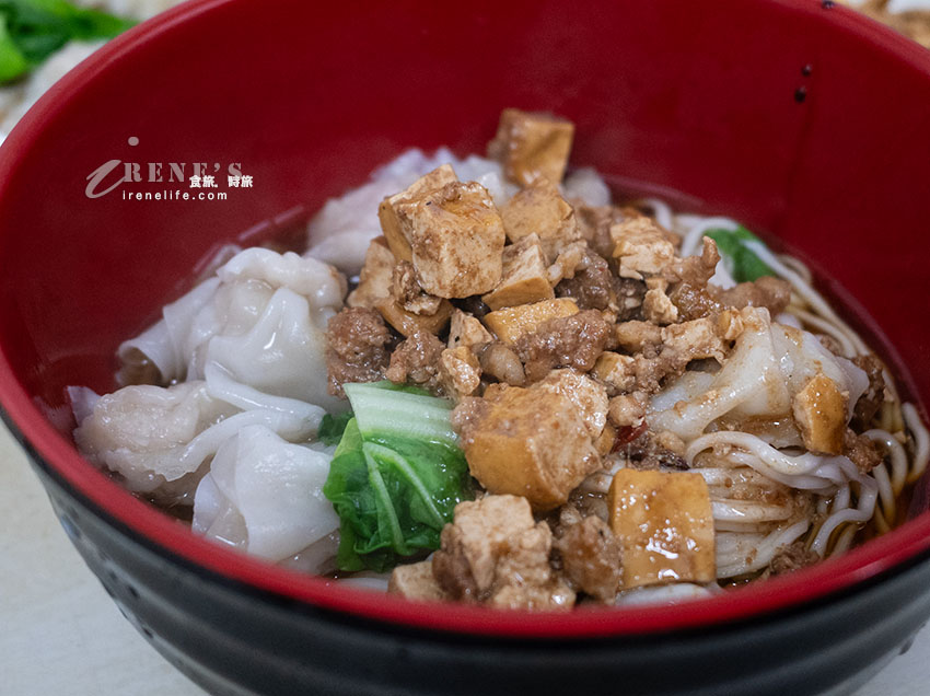 網站近期文章：城中市場美食推薦，各式麵食都能配抄手，緊實肉餡好口感，最喜歡紅油抄手的調味