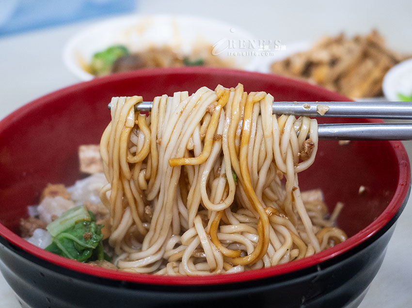 城中市場美食推薦，各式麵食都能配抄手，緊實肉餡好口感，最喜歡紅油抄手的調味