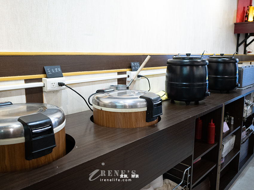 三重平價牛排館｜210元起有沙拉、麻辣鴨血、牛肉湯、飲料冰品無限供應，還附酥皮濃湯和餐包