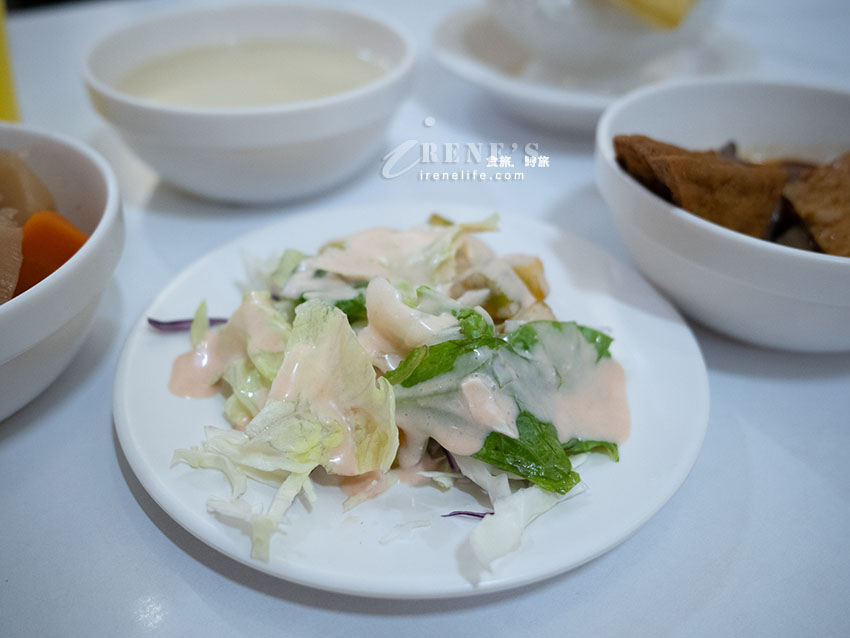 三重平價牛排館｜210元起有沙拉、麻辣鴨血、牛肉湯、飲料冰品無限供應，還附酥皮濃湯和餐包