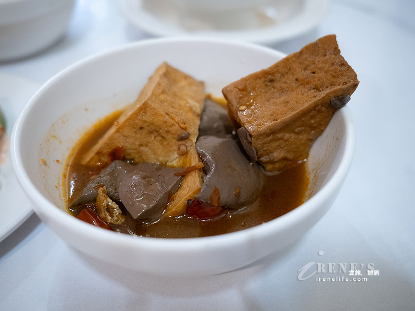 三重平價牛排館｜210元起有沙拉、麻辣鴨血、牛肉湯、飲料冰品無限供應，還附酥皮濃湯和餐包