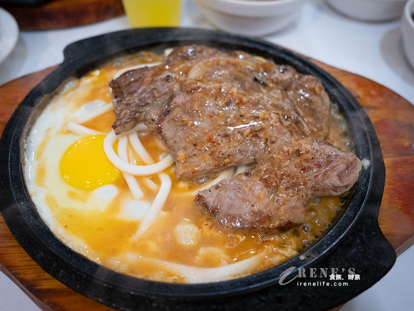 三重平價牛排館｜210元起有沙拉、麻辣鴨血、牛肉湯、飲料冰品無限供應，還附酥皮濃湯和餐包