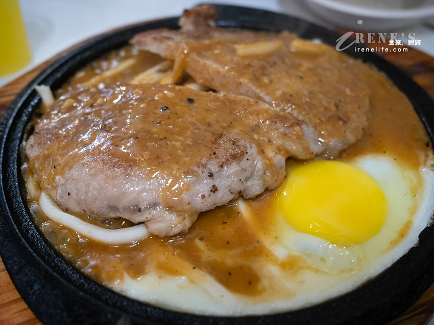 三重平價牛排館｜210元起有沙拉、麻辣鴨血、牛肉湯、飲料冰品無限供應，還附酥皮濃湯和餐包