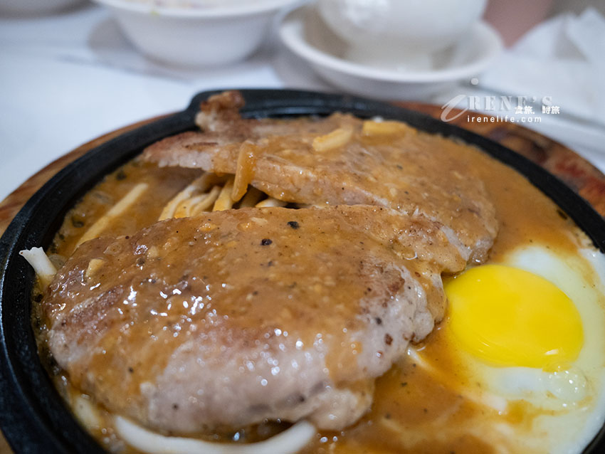三重平價牛排館｜210元起有沙拉、麻辣鴨血、牛肉湯、飲料冰品無限供應，還附酥皮濃湯和餐包