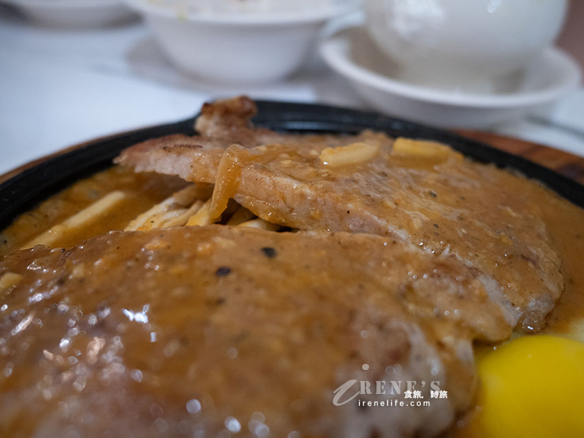 三重平價牛排館｜210元起有沙拉、麻辣鴨血、牛肉湯、飲料冰品無限供應，還附酥皮濃湯和餐包
