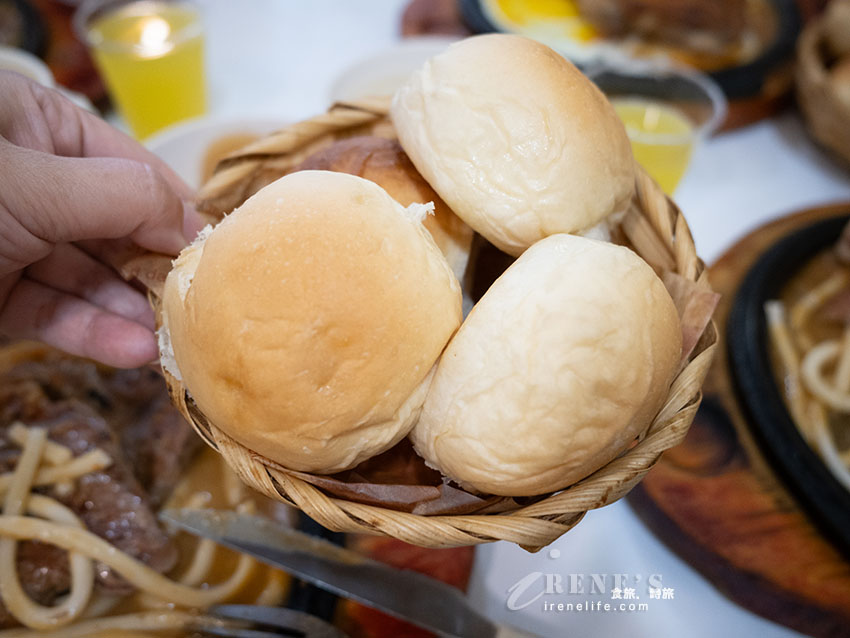 三重平價牛排館｜210元起有沙拉、麻辣鴨血、牛肉湯、飲料冰品無限供應，還附酥皮濃湯和餐包