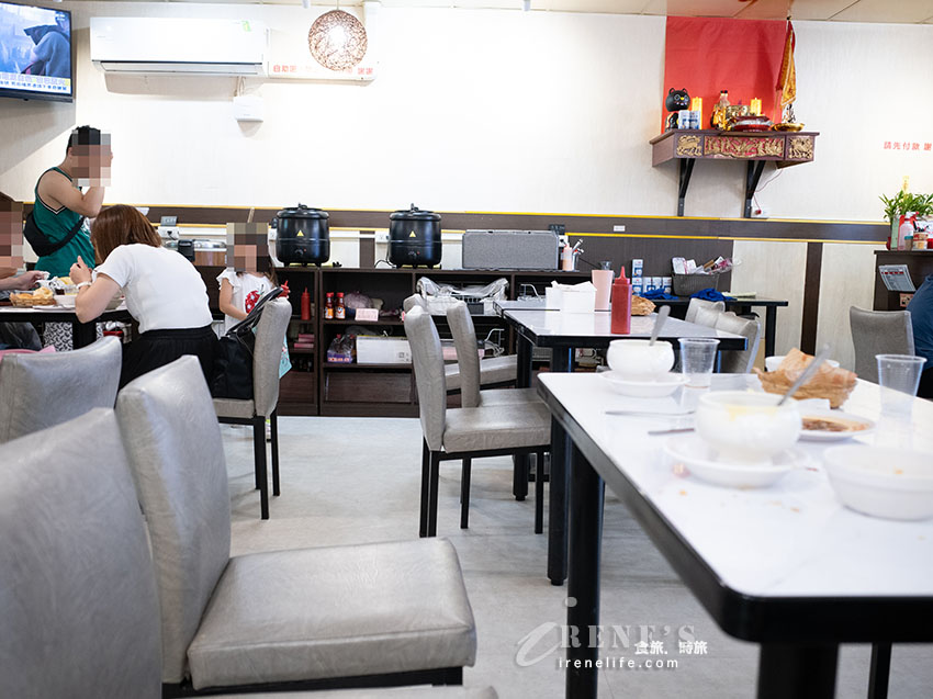 三重平價牛排館｜210元起有沙拉、麻辣鴨血、牛肉湯、飲料冰品無限供應，還附酥皮濃湯和餐包