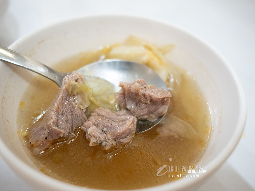 三重平價牛排館｜210元起有沙拉、麻辣鴨血、牛肉湯、飲料冰品無限供應，還附酥皮濃湯和餐包