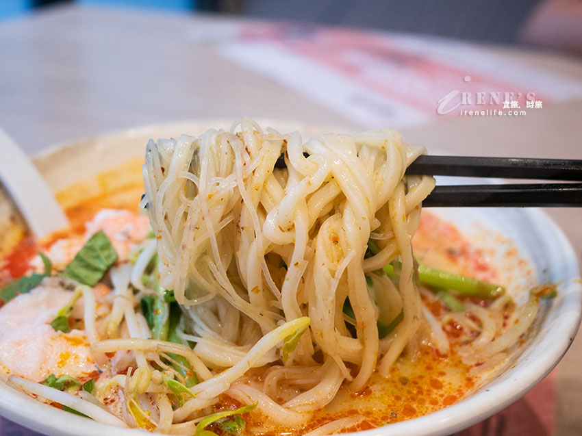 信義區好吃海南雞飯，鮮嫩肉質搭配三款秘製醬汁，有鍋巴的雞煲飯超級香